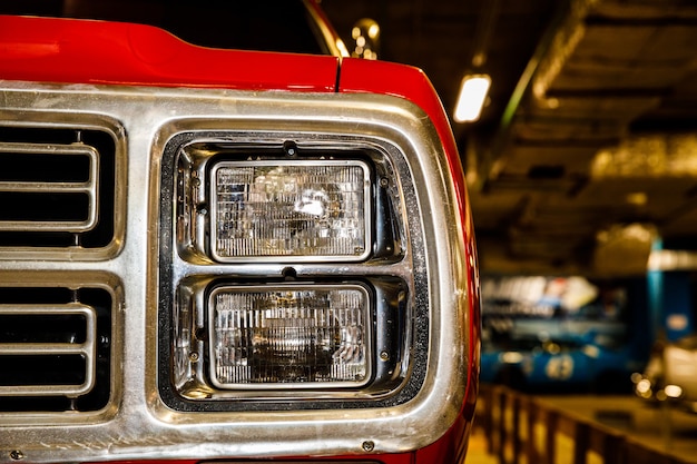 Bella auto retrò di colore rosso. avvicinamento