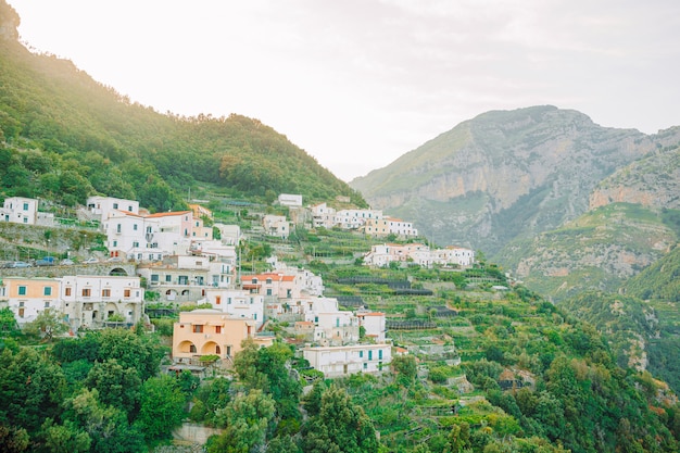 Bella baia accogliente con barche e acqua turchese chiaro in Italia