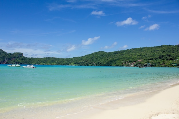 Bella baia tropicale di Ao Loh Dalum sull'isola di Phi Phi Don, Krabi Thailandia, vista mare, vacanze estive.