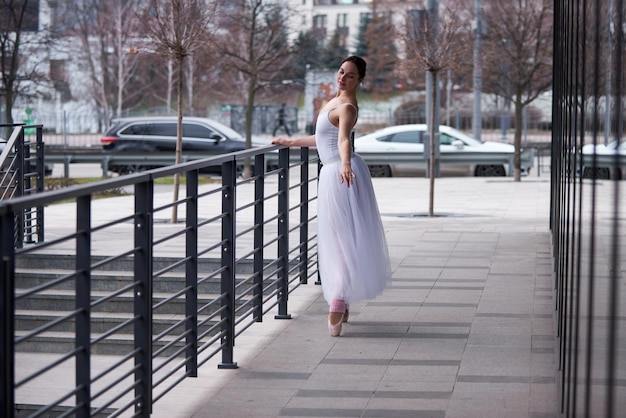 Bella ballerina che balla in città.