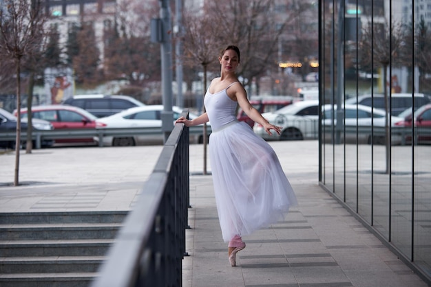 Bella ballerina che balla in città.