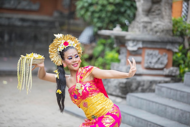 Bella ballerina che esegue il tempio della danza Pendet