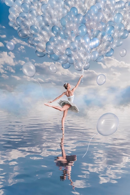 Bella ballerina nel lago con palloncini