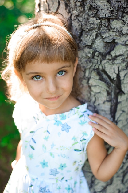 Bella bambina all'aperto. Un'infanzia felice.