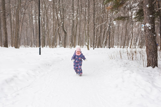 Bella bambina bambino divertirsi a winter park