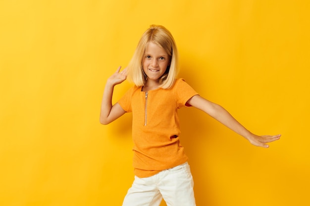 Bella bambina bionda capelli lisci in posa sorriso divertimento infanzia stile di vita inalterato