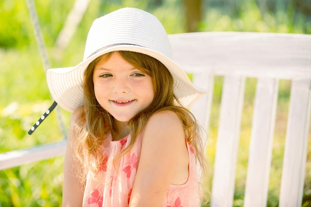 Bella bambina bionda faccia allegra Ritratto natura Concetto di sogni d'infanzia