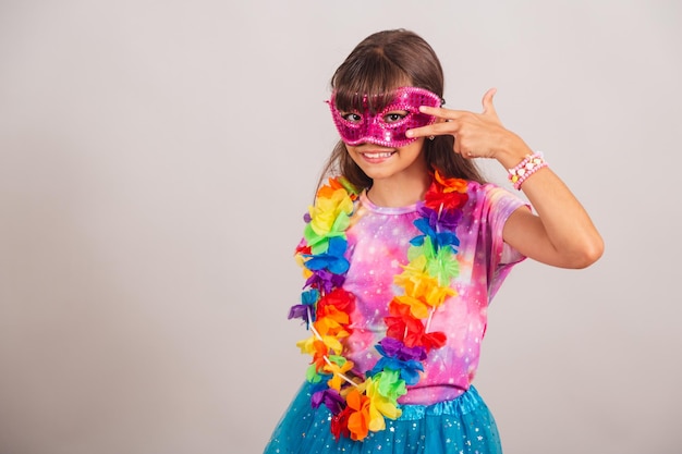 Bella bambina brasiliana vestita per il carnevale in Brasile con la danza della maschera di carnevale