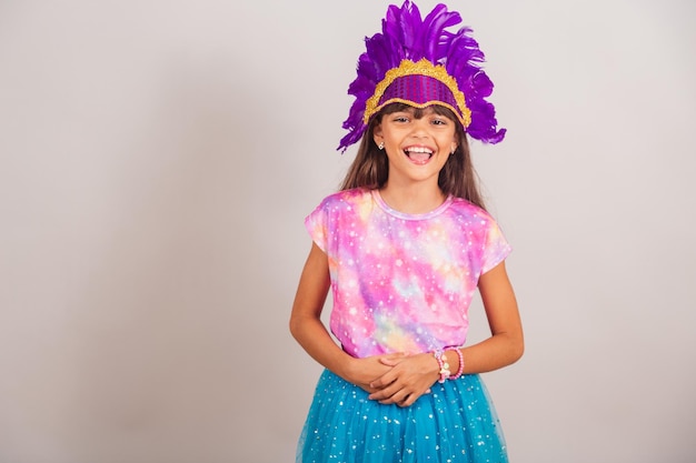 Bella bambina brasiliana vestita per il carnevale in Brasile ridendo sorridente