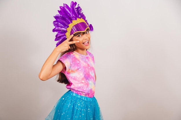 Bella bambina brasiliana vestita per il carnevale in Brasile segno di pace e amore