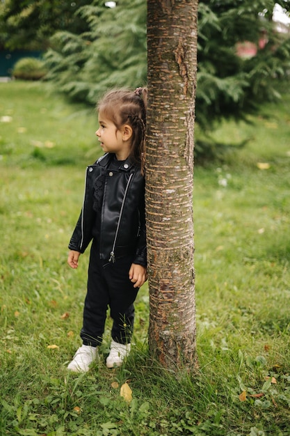 Bella bambina che cammina nel parco bambino felice all'aperto umore autunnale