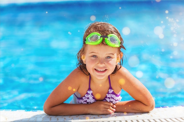 Bella bambina che nuota in piscina