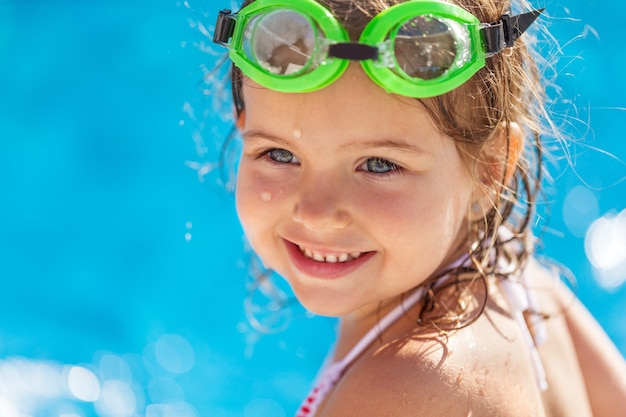 Bella bambina che prende il sole in piscina