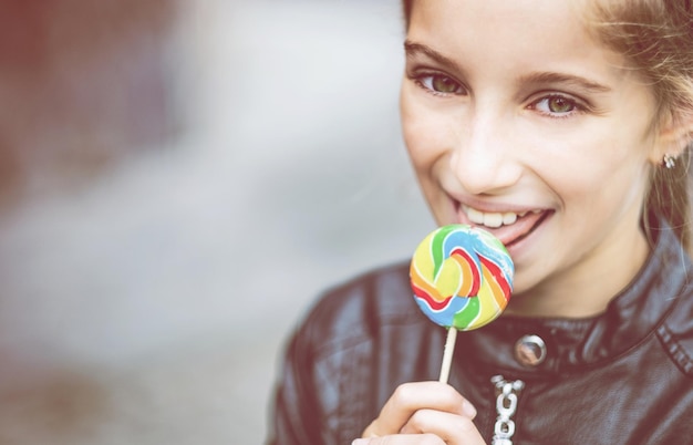 Bella bambina con caramelle all'aperto