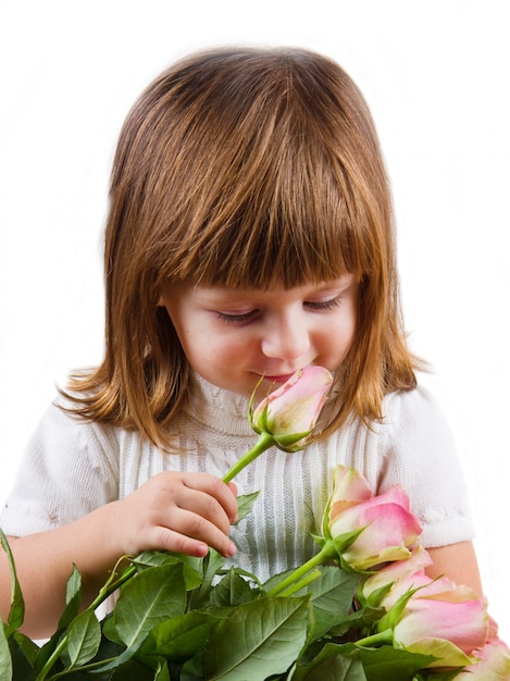 bella bambina con fiori di rose