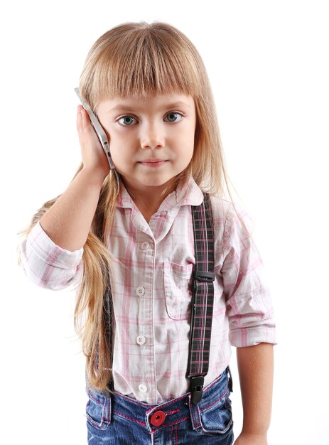 Bella bambina con il cellulare isolato su bianco