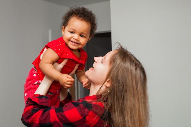 bella bambina con la mamma a casa