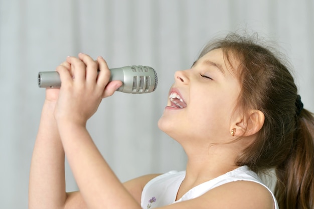 Bella bambina con microfono a casa