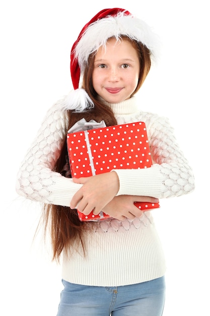 Bella bambina con scatola regalo isolata su bianco