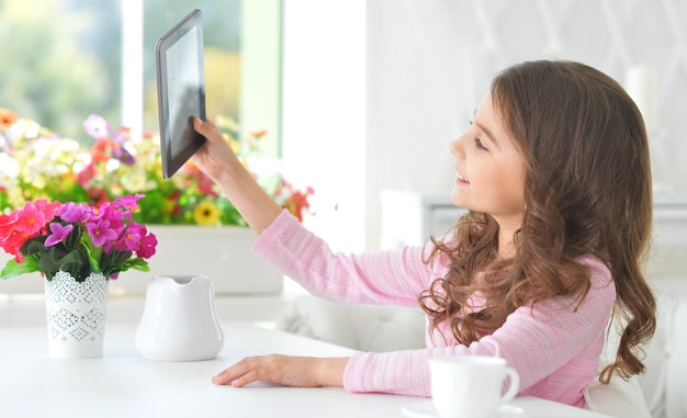 Bella bambina con tablet pc