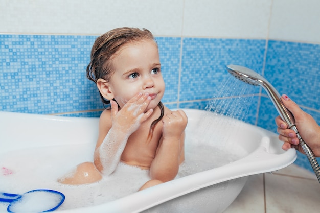 Bella bambina facendo un bagno a casa.