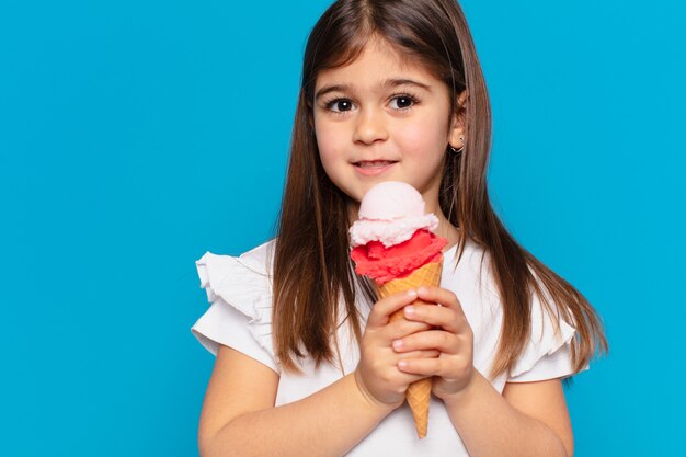 bella bambina felice espressione e con in mano un gelato