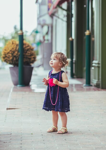 bella bambina in abito per strada