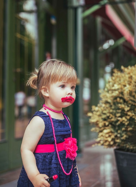 bella bambina in abito per strada