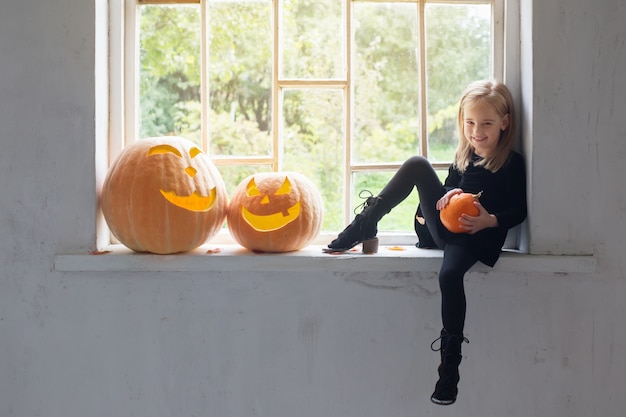 Bella bambina in costume da strega per Halloween