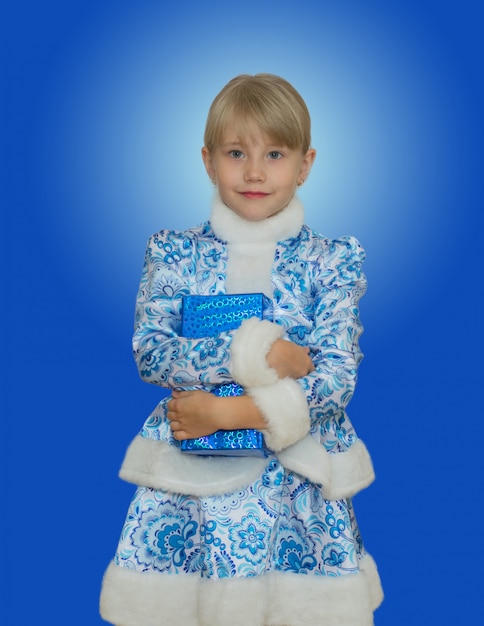 Bella bambina in tuta Snow Maiden.