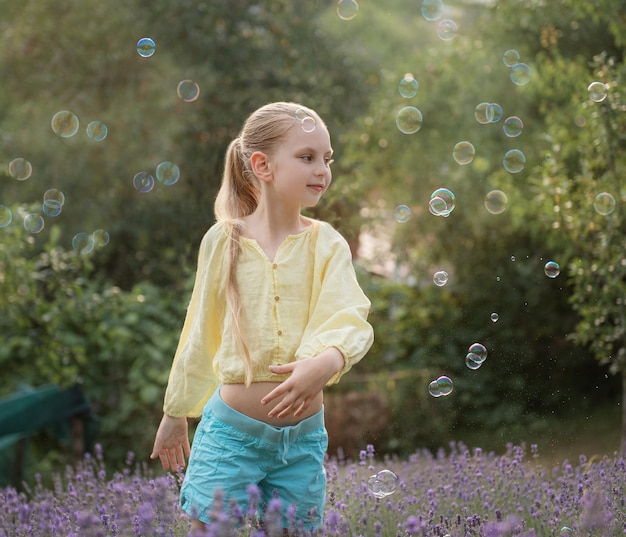 Bella bambina in un campo con lavanda