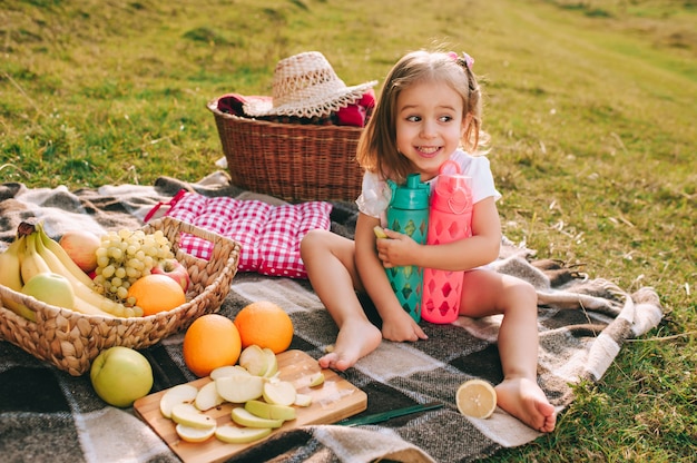 bella bambina in un pic-nic