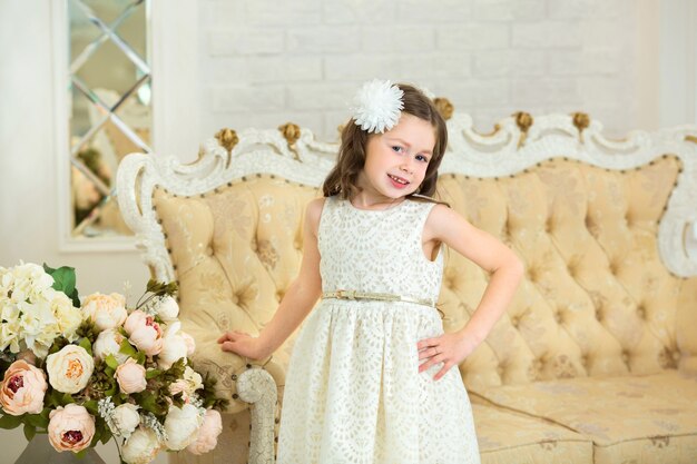 Bella bambina in un vestito elegante