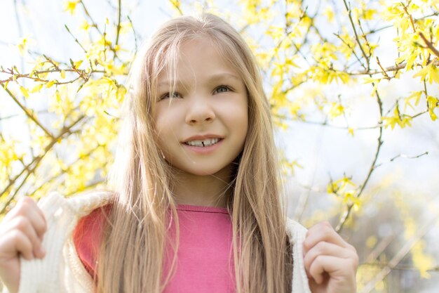 Bella bambina nel parco in primavera.