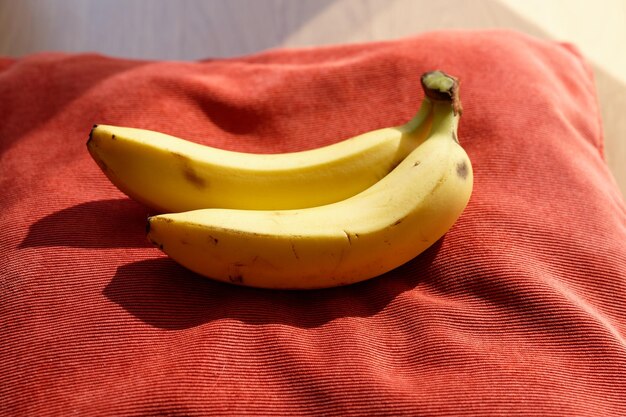 Bella banana gialla fresca sulla tavola Frutta di cibo sano per uno spuntino