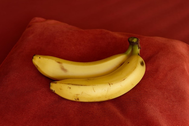 Bella banana gialla fresca sulla tavola Frutta di cibo sano per uno spuntino