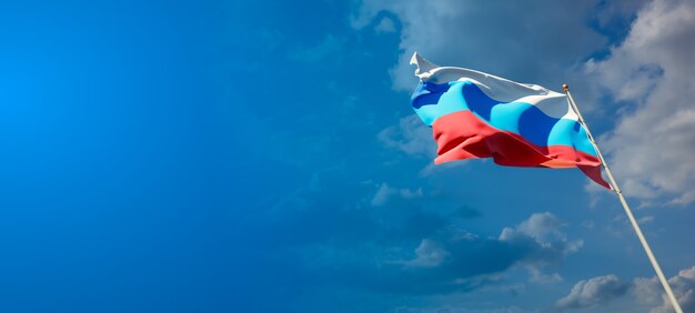 Bella bandiera nazionale dello stato della Russia con uno spazio vuoto su sfondo ampio