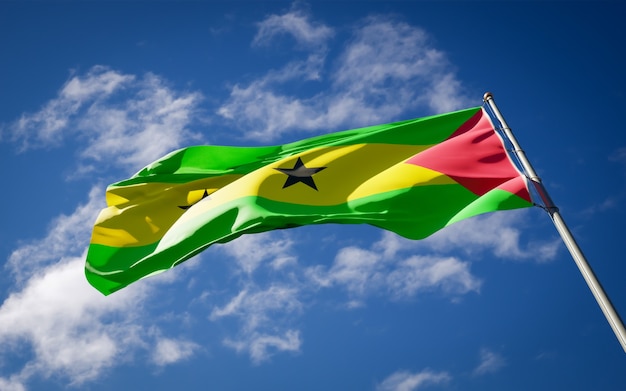 Bella bandiera nazionale dello stato di Sao Tome che fluttua sul cielo blu