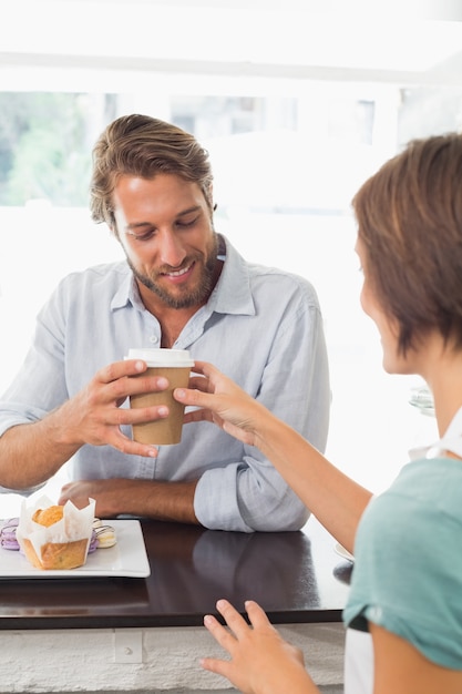 Bella barista che serve cliente felice