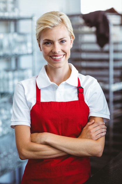 Bella barista sorridendo alla telecamera