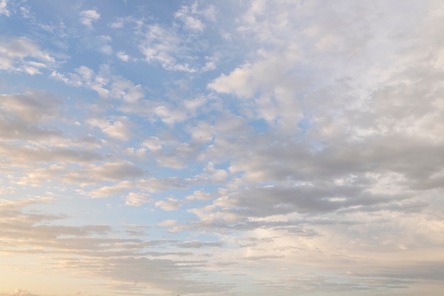 Bella bellezza del cielo arancione scuro e delle nuvole al tramonto. naturale