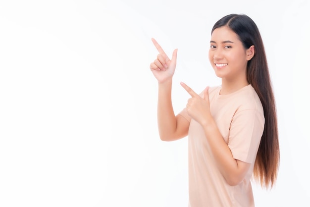 Bella bellezza donna asiatica ragazza carina in vestito rosa sorridendo e indicando con il dito vuoto spazio di copia per il presente ogni prodotto spazio vuoto per la pubblicità isolato su sfondo bianco