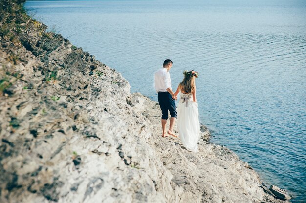 bella bellissima bionda sposa e lo sposo elegante, sullo sfondo di un mare