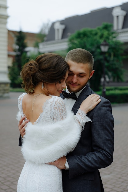 Bella bellissima sposa e sposo bello elegante