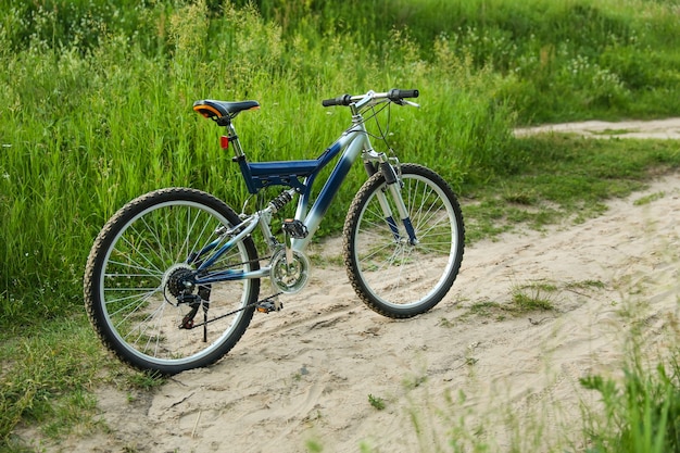 bella bicicletta di montagna è sulla strada di sabbia
