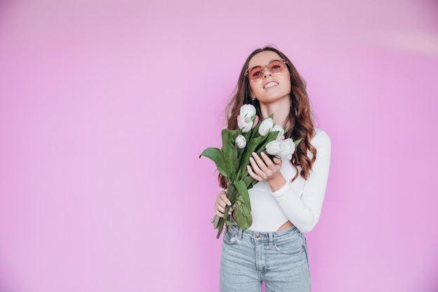 Bella bionda che ottiene un mazzo di fiori per le vacanze di primavera. Concetto festivo