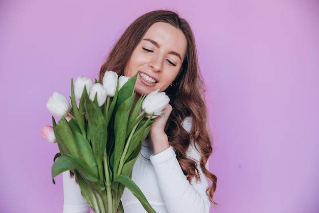 Bella bionda che ottiene un mazzo di fiori per le vacanze di primavera. Concetto festivo