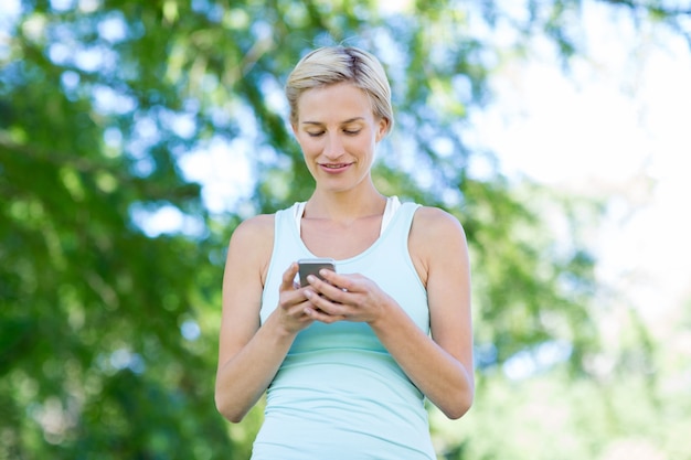 Bella bionda con lo smartphone