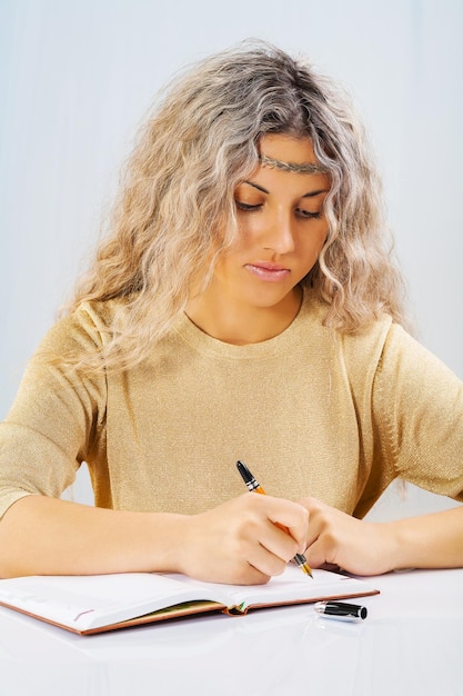 Bella bionda con una penna a sfera