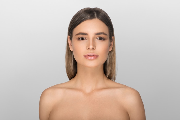 Foto bella bionda del ritratto del fronte della donna. colore di sfondo. grigio